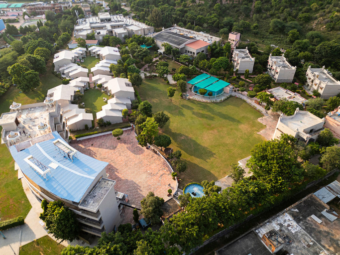 Exterior & Views