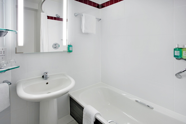 Bathroom 4, Leonardo Hotel Brighton, Brighton and Hove