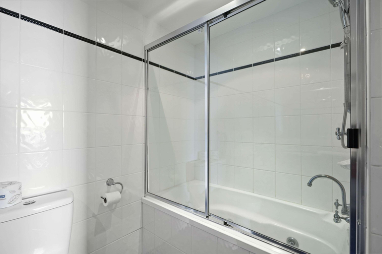 Bathroom 5, The Gladstone, Gladstone