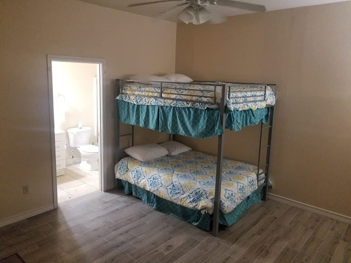 Room 4, Pool Ground Floor Walk to Beach #A 2 Bedroom Condo by RedAwning, Cameron