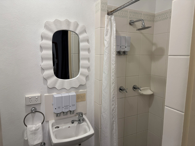Bathroom 4, Crest Motor Inn, Queanbeyan