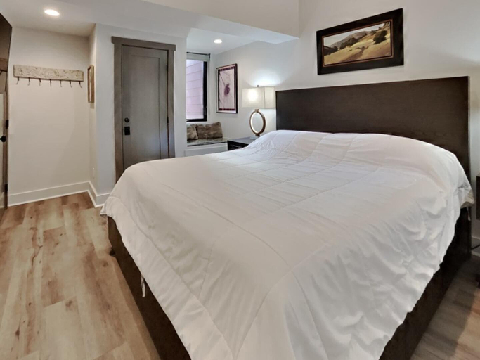 Room 2, 1849 Condos 642 3 Bedroom Home, Mono