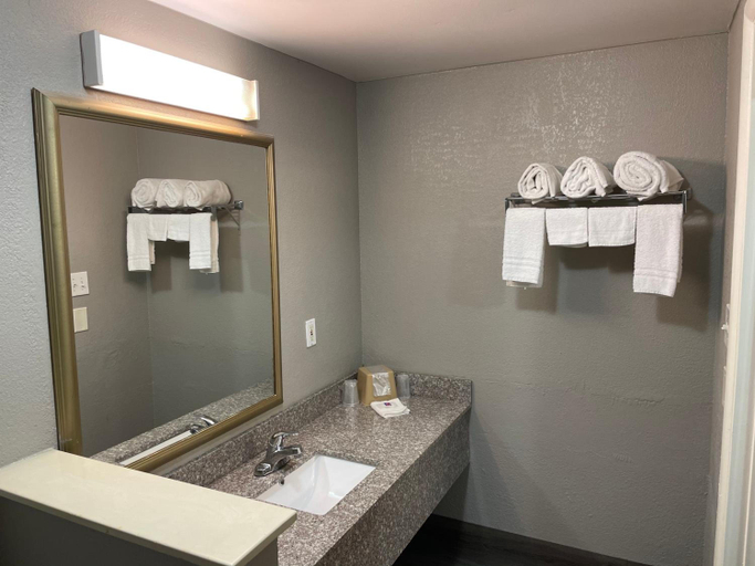 Bathroom 4, Red Roof Inn Birmingham – Highway 280, Shelby