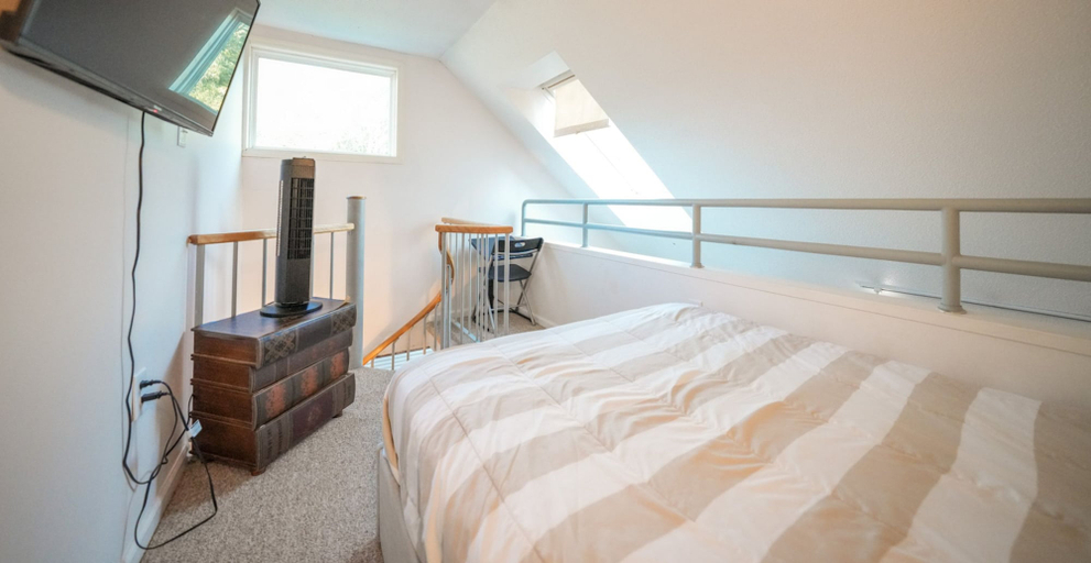 Room 2, Top 3rd Floor Loft Resort Access No Elevator, Bedford