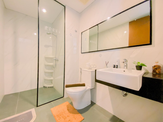 Bathroom 5, Homey and Warm 1BR at Ciputra World 2 Apartment, Jakarta Selatan