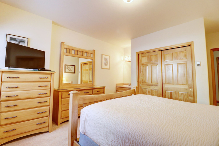 Room 4, Sauterne Sanctuary 3br 3ba 3 Bedroom Home by RedAwning, Summit