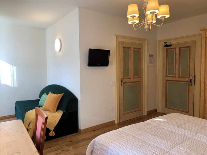 Bedroom 3, Hotel Serena, Belluno