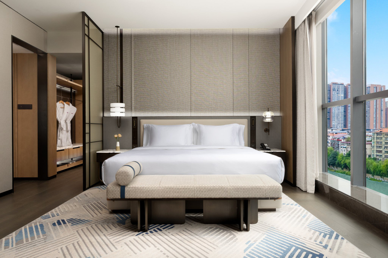 Bedroom 2, Crowne Plaza HUAIHUA by IHG, Huaihua