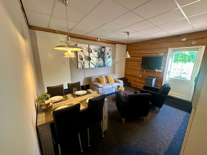 Dining 4, Holiday Home in Elim for Family, Hoogeveen