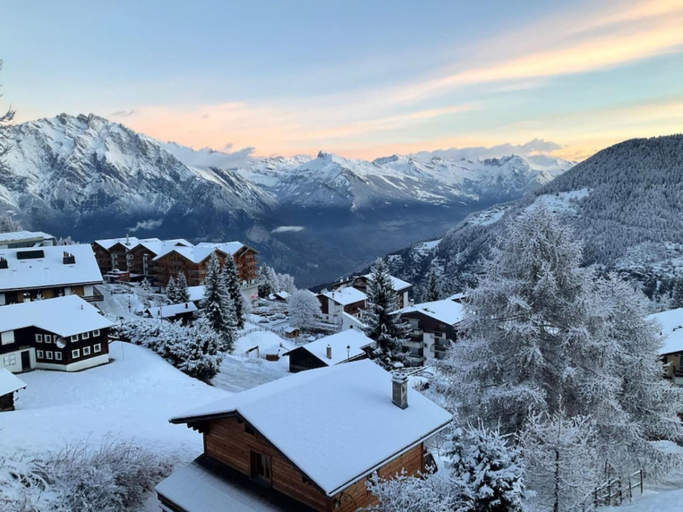 Room 3, 6 Person ski in out Apartment Great Views Garage, Martigny