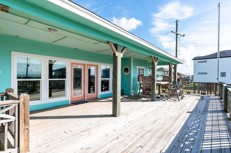 Outdoor dining 4, Crystal Villa 3 Bedroom Home by RedAwning, Galveston