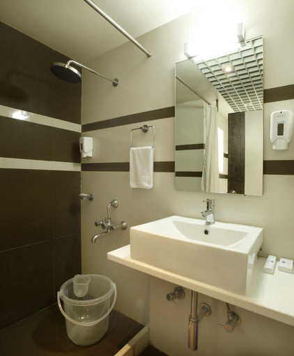 Bathroom, Executive Tamanna Hotel, Pune
