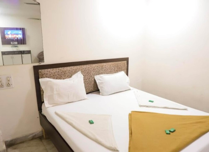 Room 4, Hotel Achal Palace Lodging and Boarding, Thane