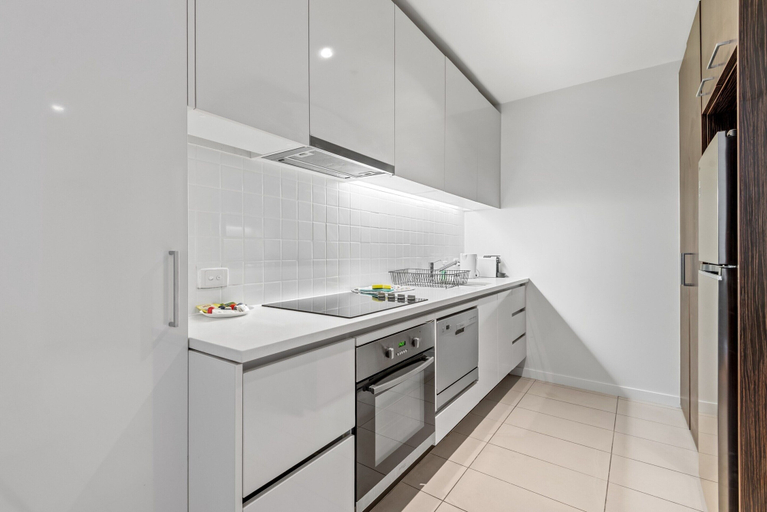 Private kitchen, Melbourne CBD 2bed With Gym, Sauna & Pool Access, Melbourne