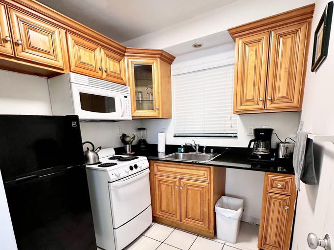 Room 5, Southwinds 2 for 3 King Studio for 3 w Kitchen, Broward