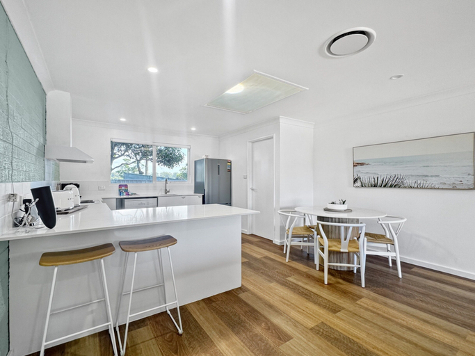 Private kitchen 4, Spacious 2-bed Townhouse With BBQ, Eurobodalla