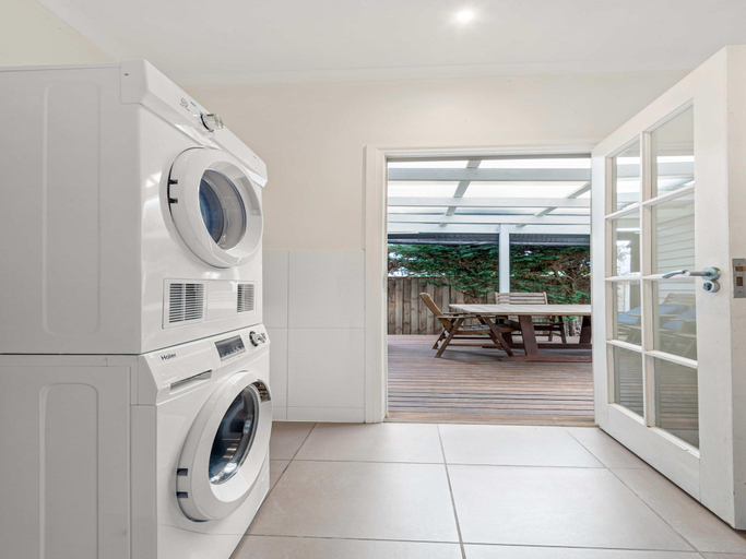 Bathroom 4, Lush 3-Bed House near the Beach, Melbourne
