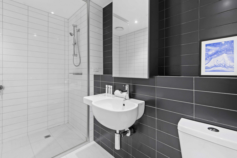 Others 4, Modern 1-Bed City Apartment with Pool and Gym, Melbourne