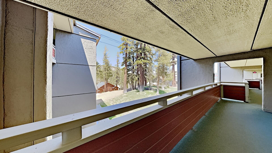 Balcony 5, Slopeside 2 Bedroom Condo with 3 Spas! Easy Access to Recreation! by RedAwning, Mono