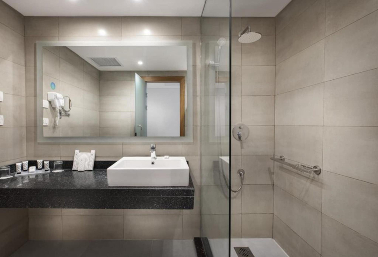 Bathroom 5, Pyramisa Suites Hotel Cairo, Ad-Duqi