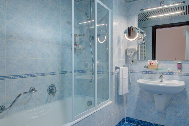 Bathroom 4, Hotel Ariston and Palazzo Santa Caterina, Messina