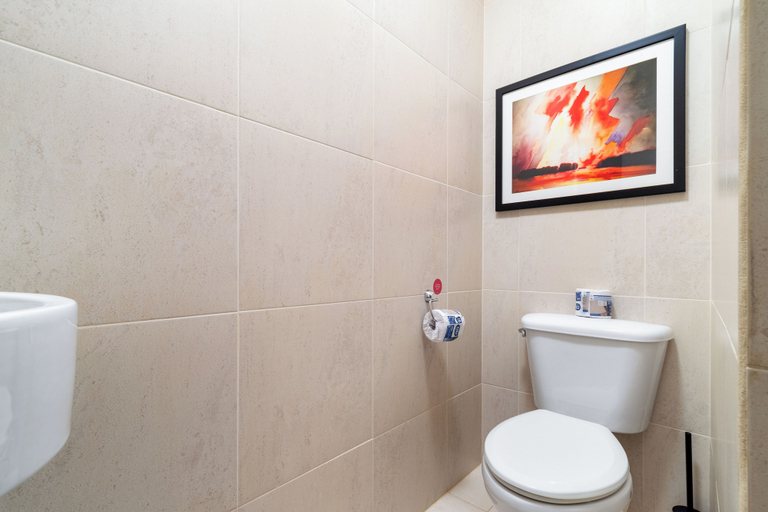 Bathroom 4, Esmeralda 125