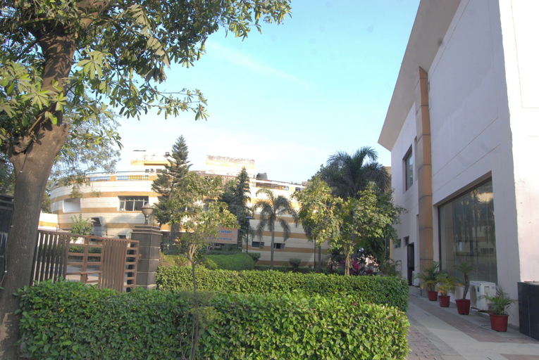 Exterior & Views