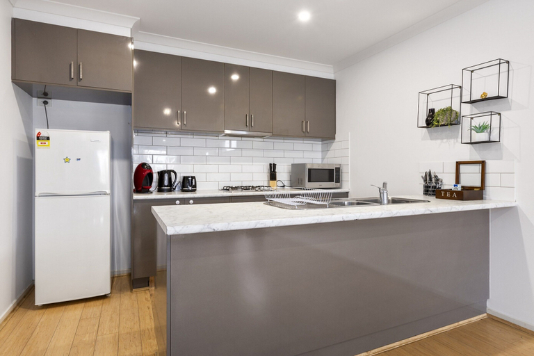 Private kitchen, Spacious Corio Townhouse Near Ferry & Waterfront, Corio - Inner