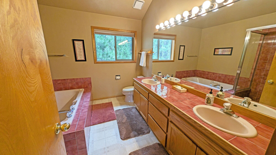 Bathroom 2, Foursome 2 4 Bedroom Home, Deschutes