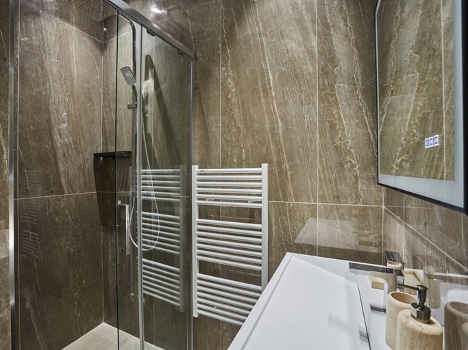 Bathroom 2, Superb new apartment Sacre Coeur Montmartre, Paris
