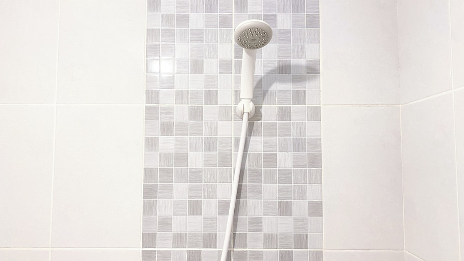 Bathroom 4, Comfort Designed 2Br At Tokyo Riverside Pik 2 Apartment, Tangerang