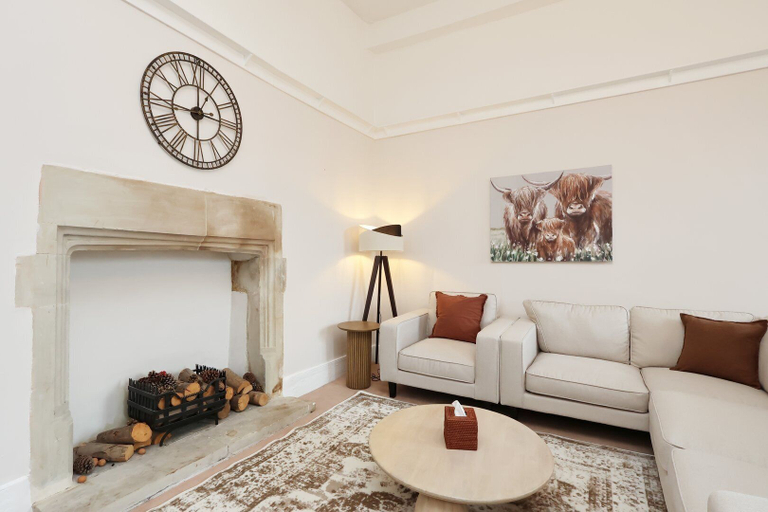 Living room 2, Spacious 3BR Flat in Cowbridge Centre, Vale of Glamorgan