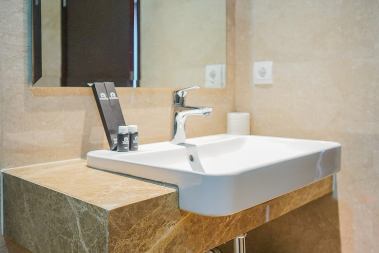 Bathroom 3, Chic and Cozy 2BR Apartment at Menteng Park, Central Jakarta