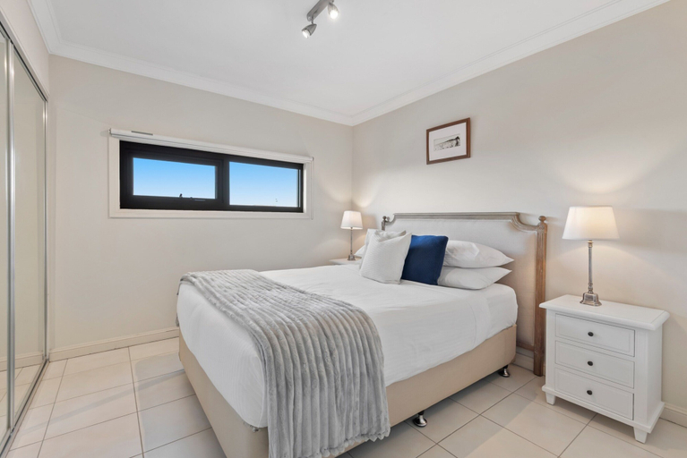 Room 5, Split-level 2BR With City-view and Separate Study, Melbourne
