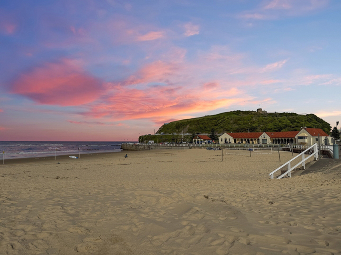 Beach 5, Charming Townhouse Steps From Newcastle Beach, Newcastle - Inner City
