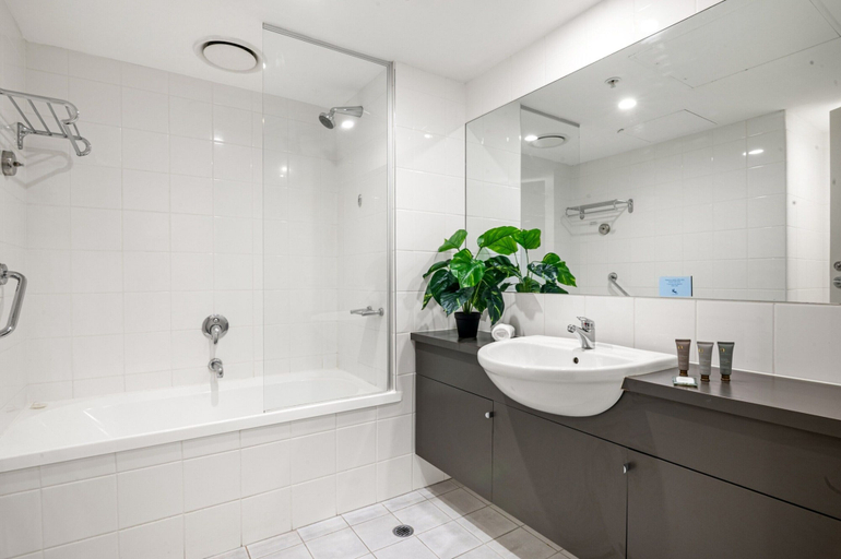 Bathroom 4, Spacious Apartment in Heart of Southbank, Melbourne