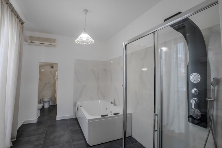 Bathroom 4, Hotel Alassio, Pistoia