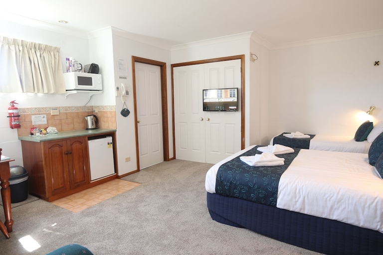 Bedroom 2, Swansea Cottages & Lodge Suites, Glamorgan-Spring Bay