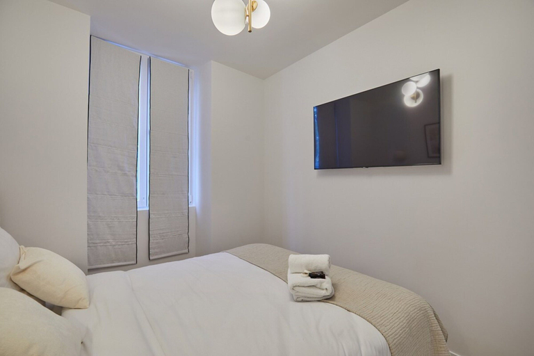 Room 2, Modern Air-conditioned Apartment - Canal St Martin, Paris