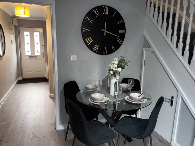 Dining, 2 Bed House - Sleeps 6 - Parking - Wifi, Sandwell