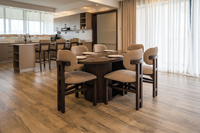 Family dining, The 67 Escape, Elementaita, Gilgil