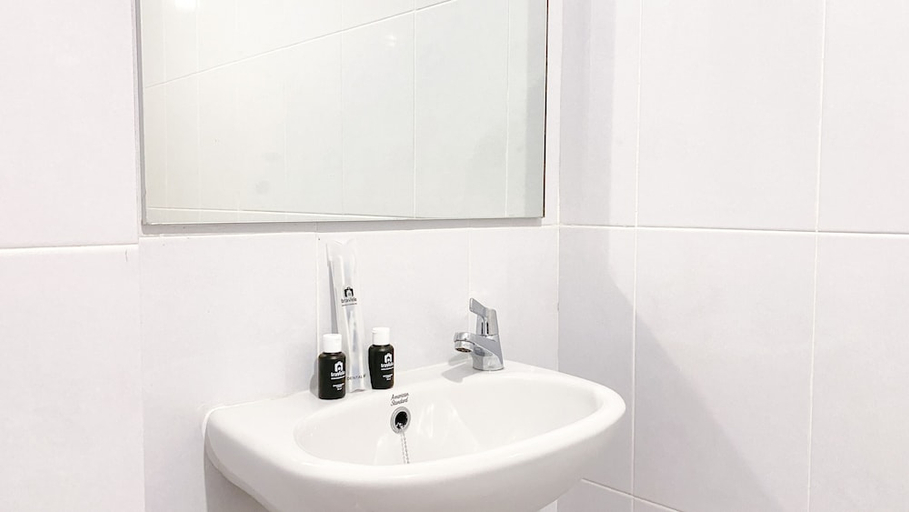 Bathroom 3, New Furnished And Spacious 2Br Tokyo Riverside Pik 2 Apartment, Tangerang