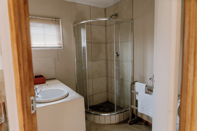 Bathroom 3, Chandelier Game Lodge, Eden