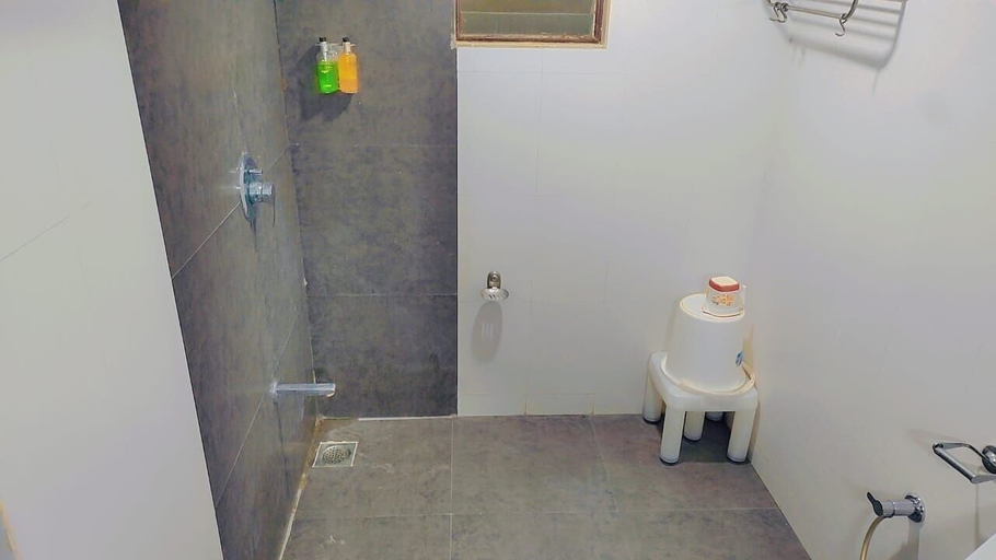 Bathroom 4, Hotel Relish Gujrat, Kachchh