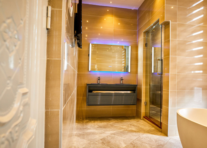 Bathroom 2, Beverly Hills, Kumasi