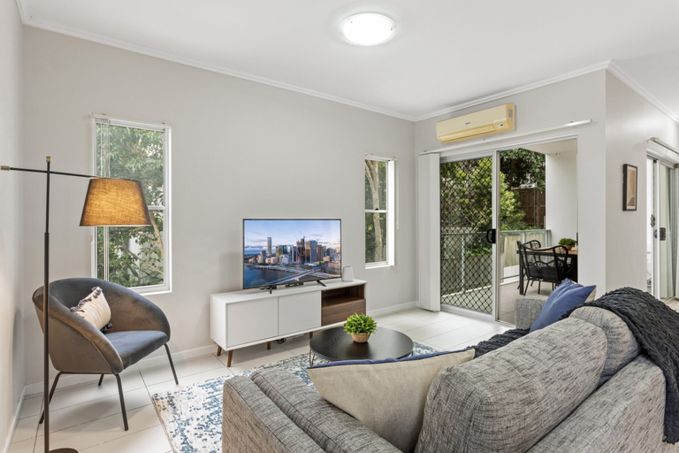 Living room 3, Central Cosy 2-bed With Pool and Near QUT & CBD, Kelvin Grove