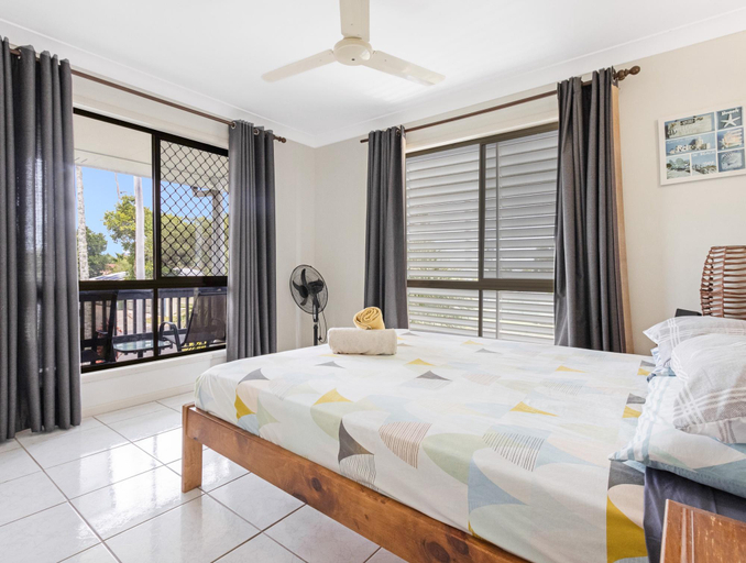 Bedroom 2, Spacious 3-Bed Home with Large Balcony, Hervey Bay - Pt A