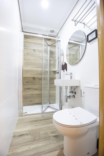 Bathroom 4, Hostal Hispano, Madrid