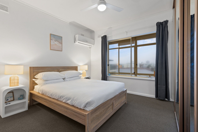 Room 5, Beachside 2-bed Apartment With Balcony Views, Adelaide