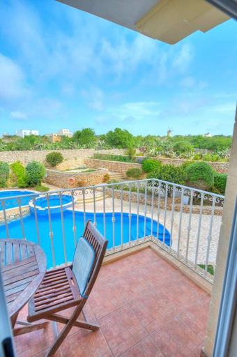 Room 3, Spacious Apartment With Pool in Misrah Simar Qala